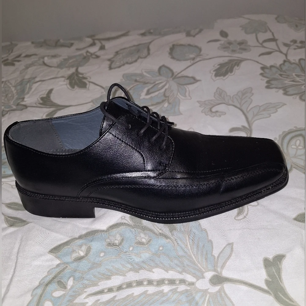 A pair of J. Ferrar Derby men's loafers in a size 9.5W. Pre-loved in great shape